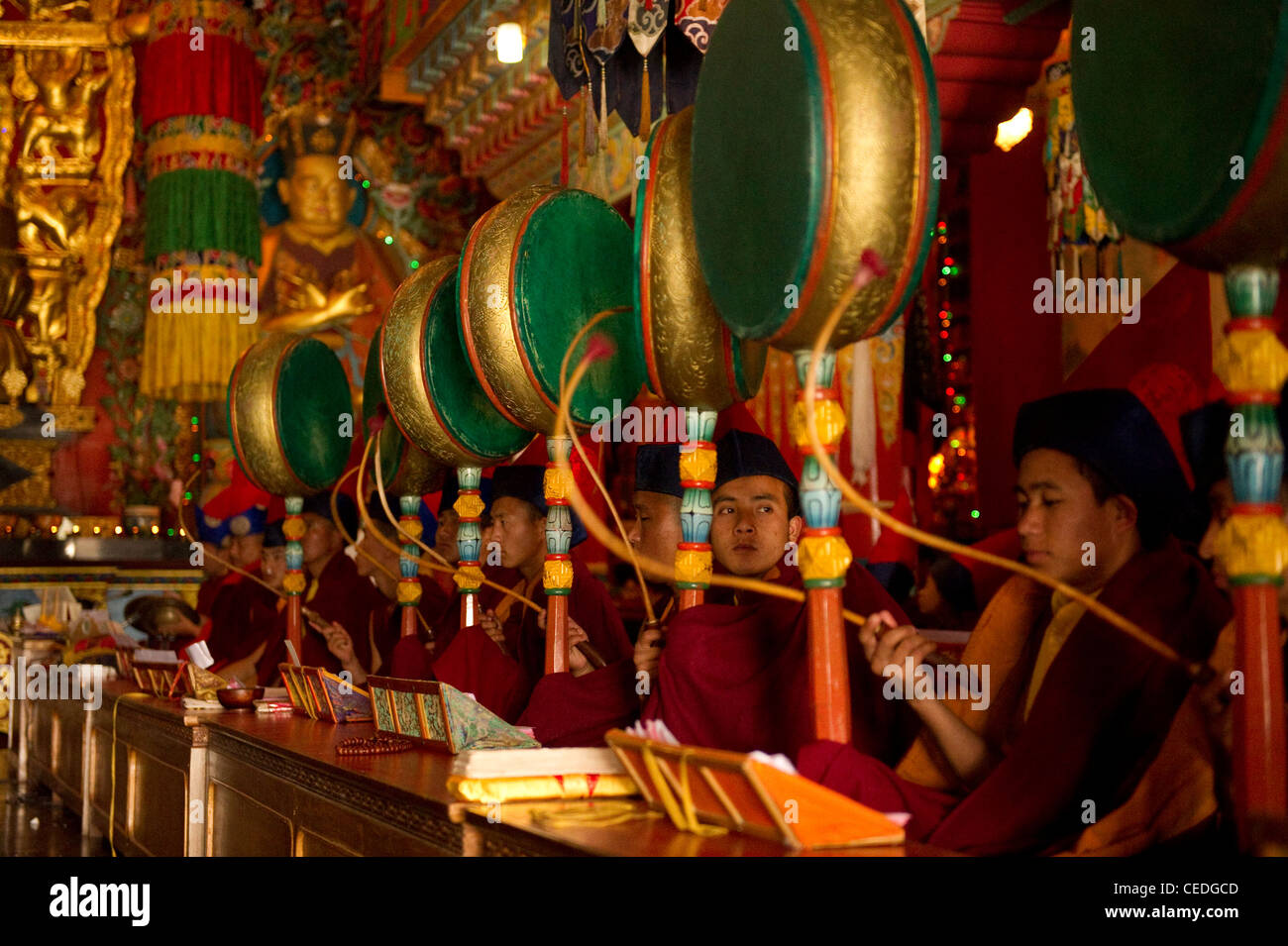 Des moines bouddhistes à jouer de la batterie dans une cérémonie inisde Losar un monastère, Sikkim, Inde Banque D'Images