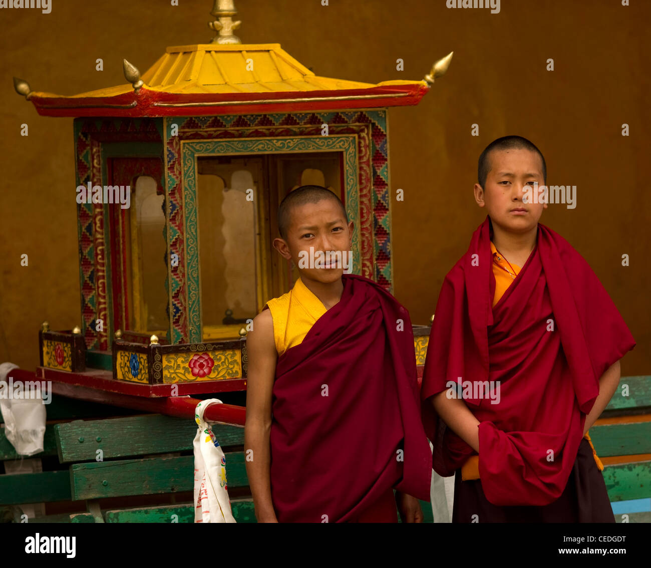 Les moines bouddhistes, préparer le palanquin pour le Losar, le Sikkim, Inde procession Banque D'Images