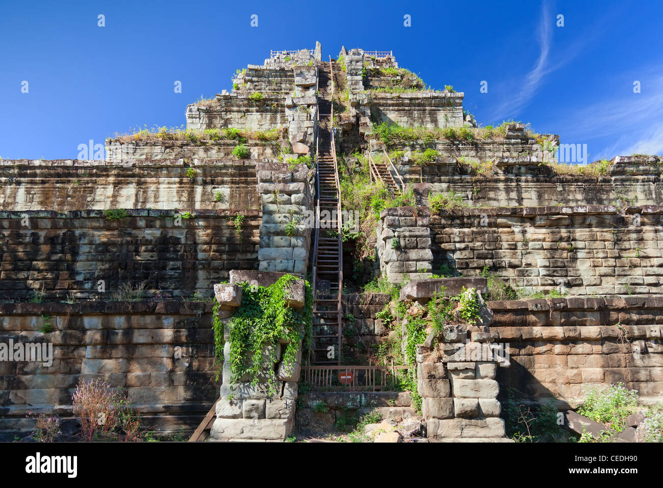 Pyramide en khmer ancien Koh Ker, Cambodge avec ciel bleu et nuages, journée ensoleillée Banque D'Images