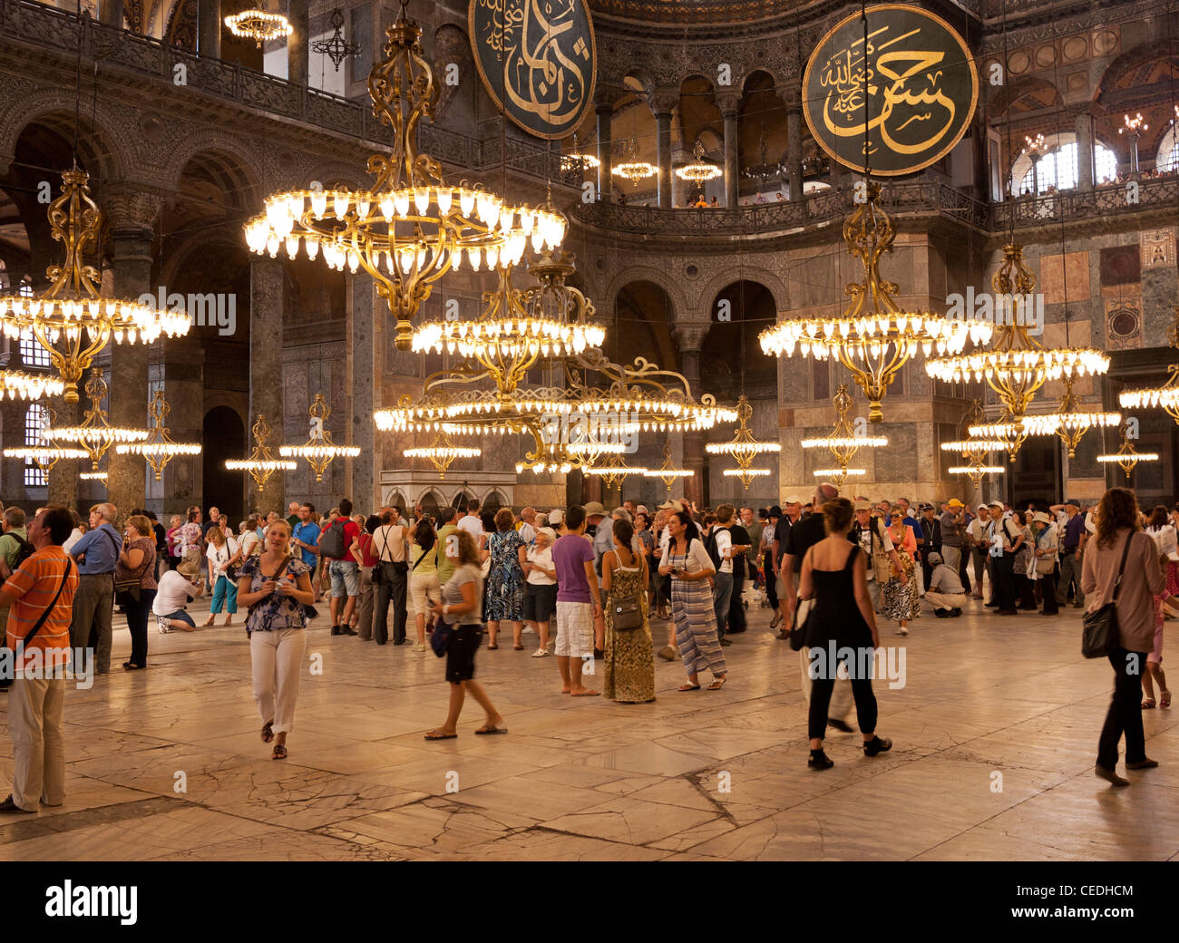 Les touristes dans la nef de la basilique Sainte-Sophie (Aya Sofya) basilique, Sultanahmet, Istanbul, Turquie Banque D'Images