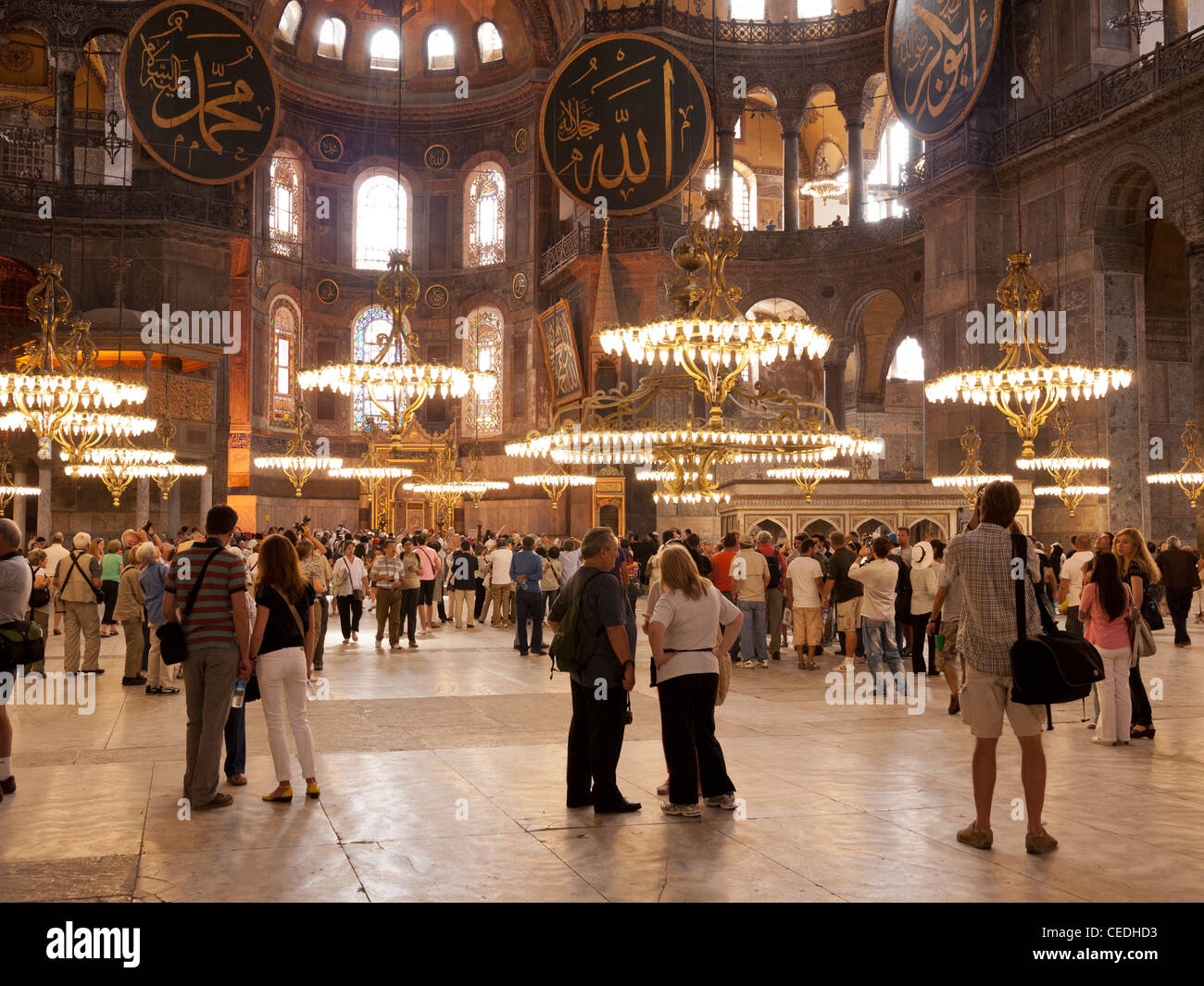 Les touristes dans la nef de la basilique Sainte-Sophie (Aya Sofya) basilique, Sultanahmet, Istanbul, Turquie Banque D'Images