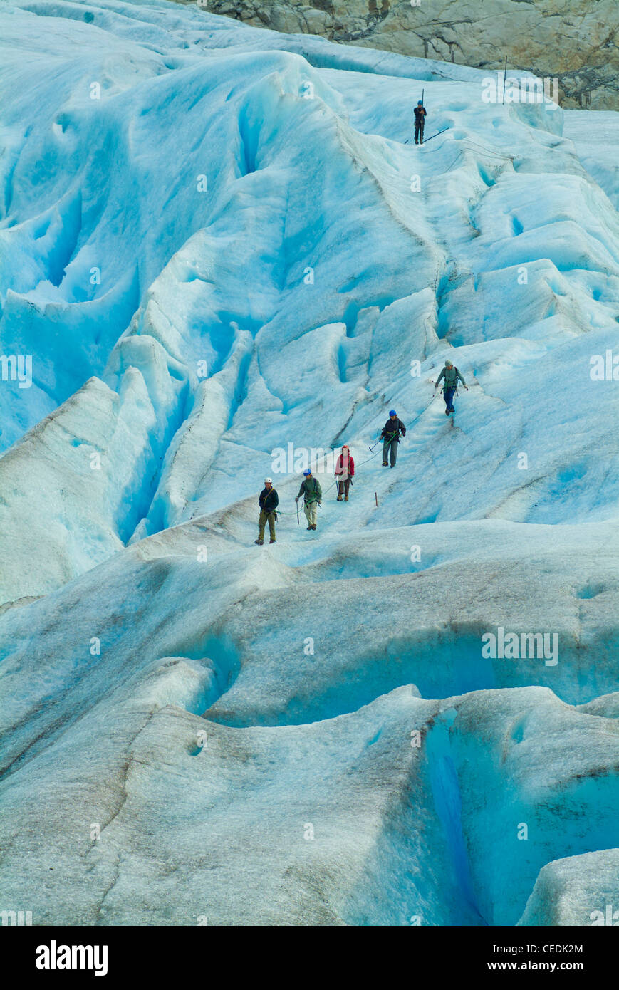 Les randonneurs de glace sur le Glacier Briksdalbreen en Sogn og Fjordane Fjordland Norvège Europe de l'Ouest Banque D'Images