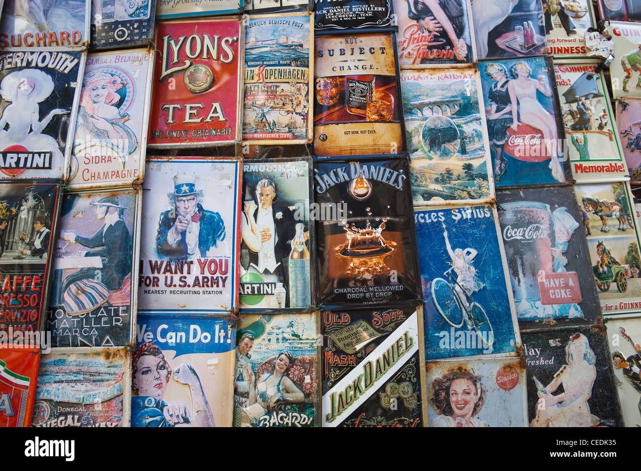 L'Angleterre, Londres, marché d'antiquités de Portobello Road Antiques, les panneaux publicitaires émaillés Banque D'Images