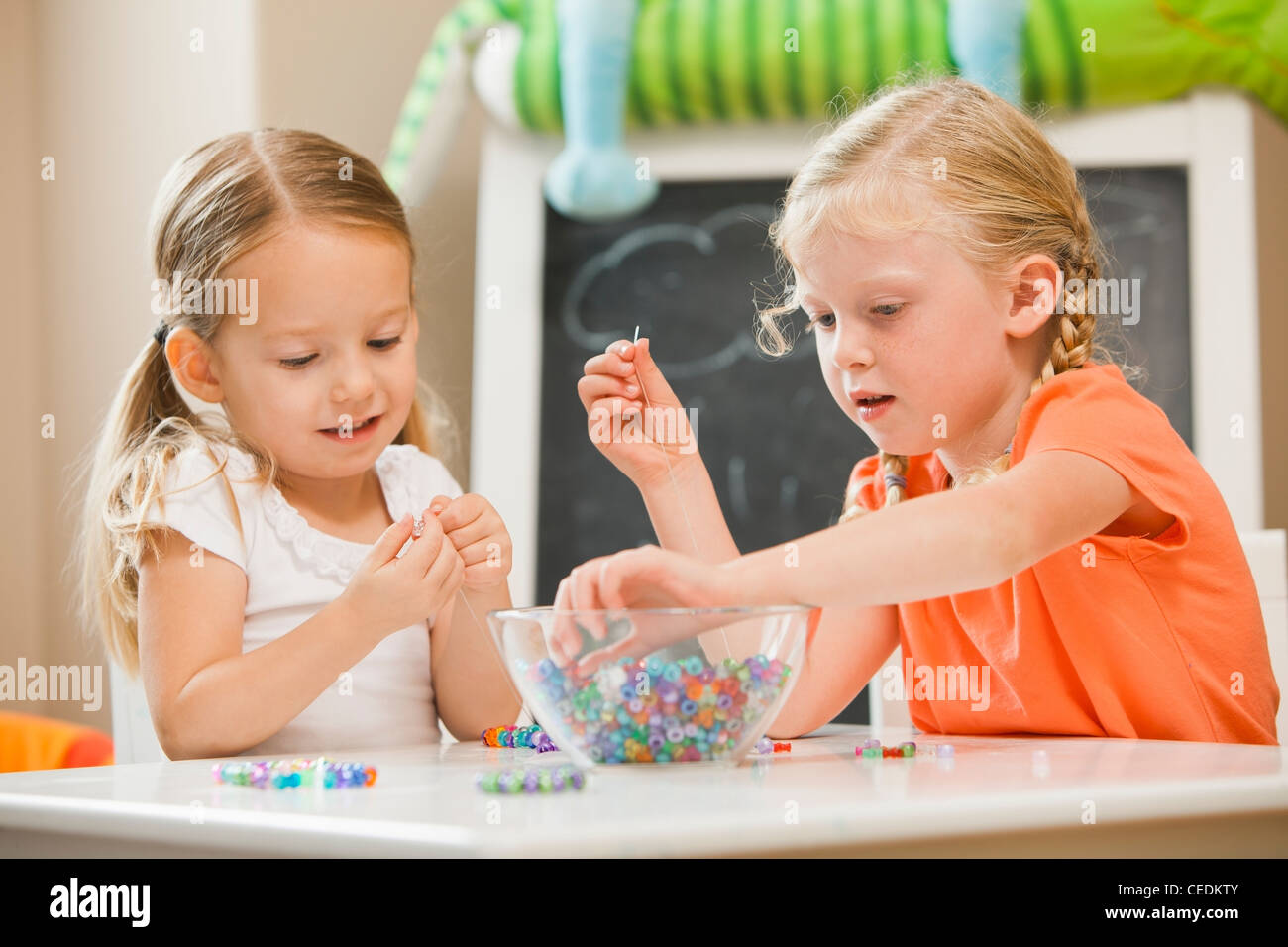 Sœurs de race blanche avec perles de jeu Banque D'Images