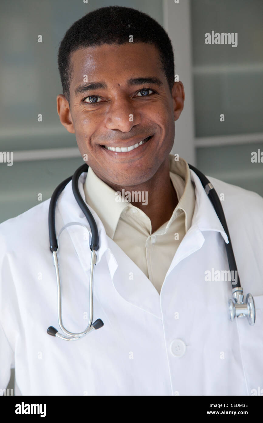 Smiling Black doctor in lab coat Banque D'Images Smiling Black doctor in lab coat Banque D'Images