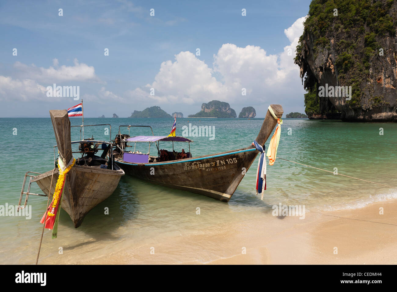 Thai long tail boats on beach Banque D'Images
