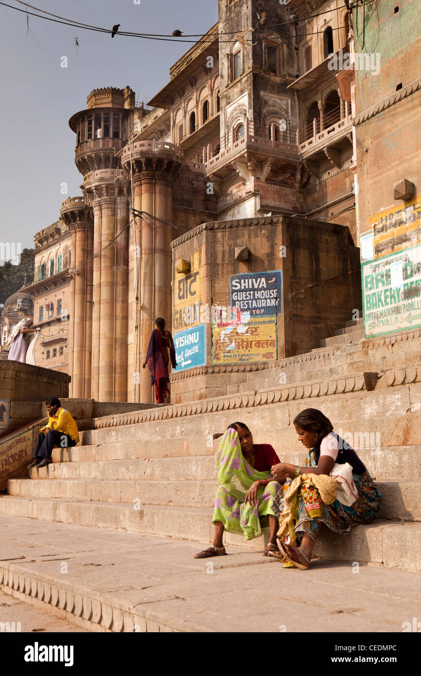 L'Inde, Uttar Pradesh, Varanasi, Munshi Ghat, deux femmes s'assit sur les ghats au début du matin Banque D'Images