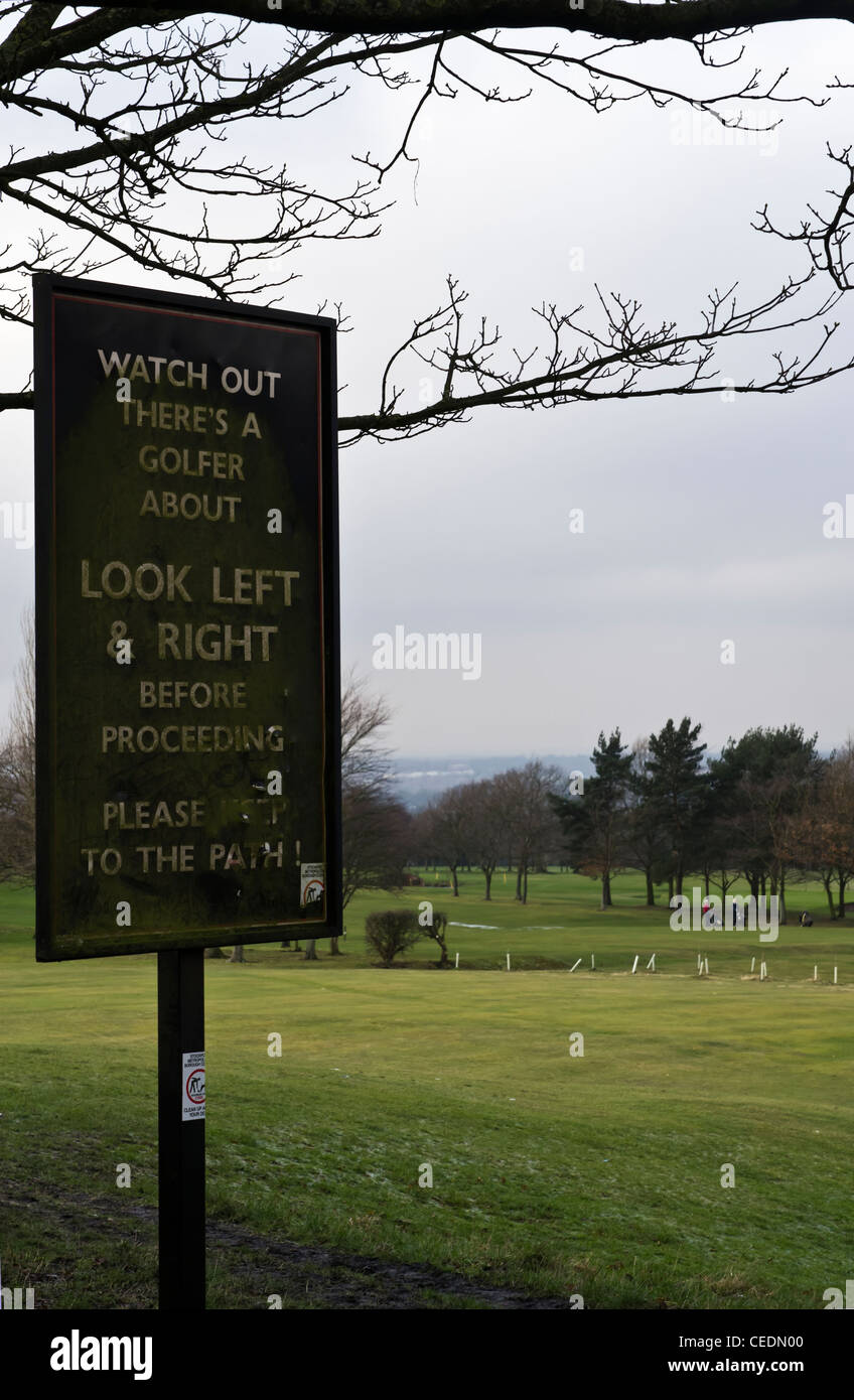 Balles de golf golfeur,warning sign on golf course marple stockport Cheshire Banque D'Images