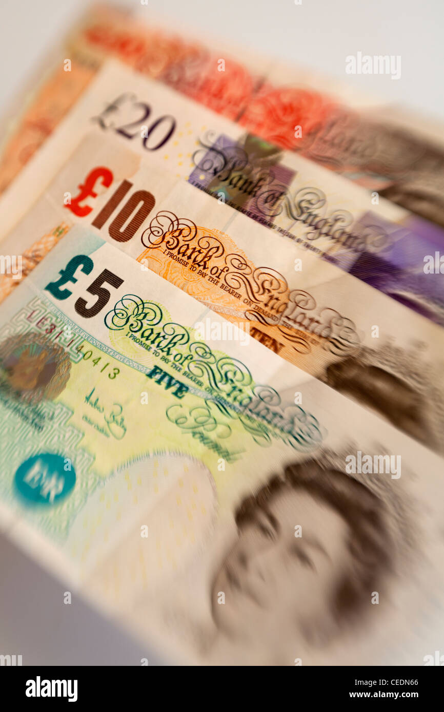 English pound note de différentes quantités de devises Banque D'Images