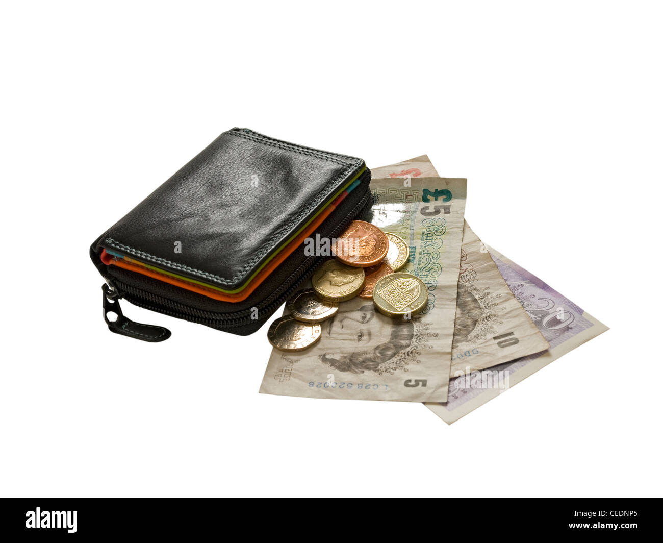 Gros plan de l'argent English cinq dix et vingt livres sterling billets £5 £10 £20 et des pièces de monnaie débordant d'un sac à main en cuir Banque D'Images