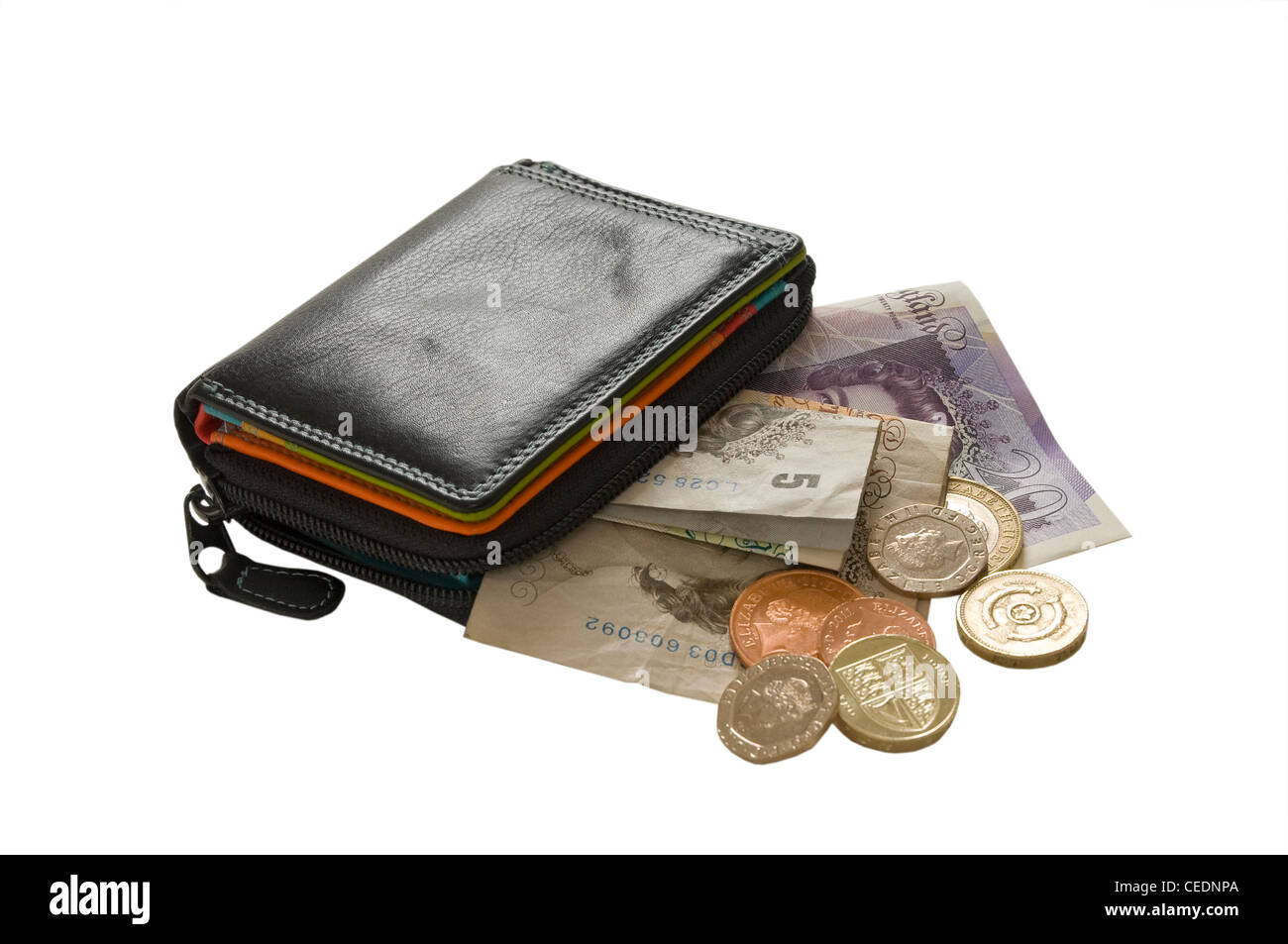 Gros plan sur un sac à main en cuir avec des livres sterling anglais argent cinq billets de dix et vingt livres et pièces de monnaie sur un arrière-plan blanc Banque D'Images