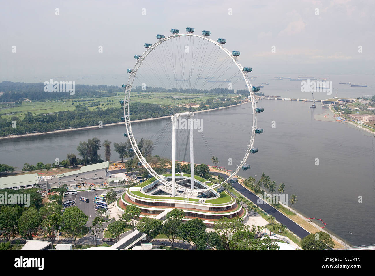 Singapour, le Singapore Flyer avec rivière Singapour en arrière-plan Banque D'Images