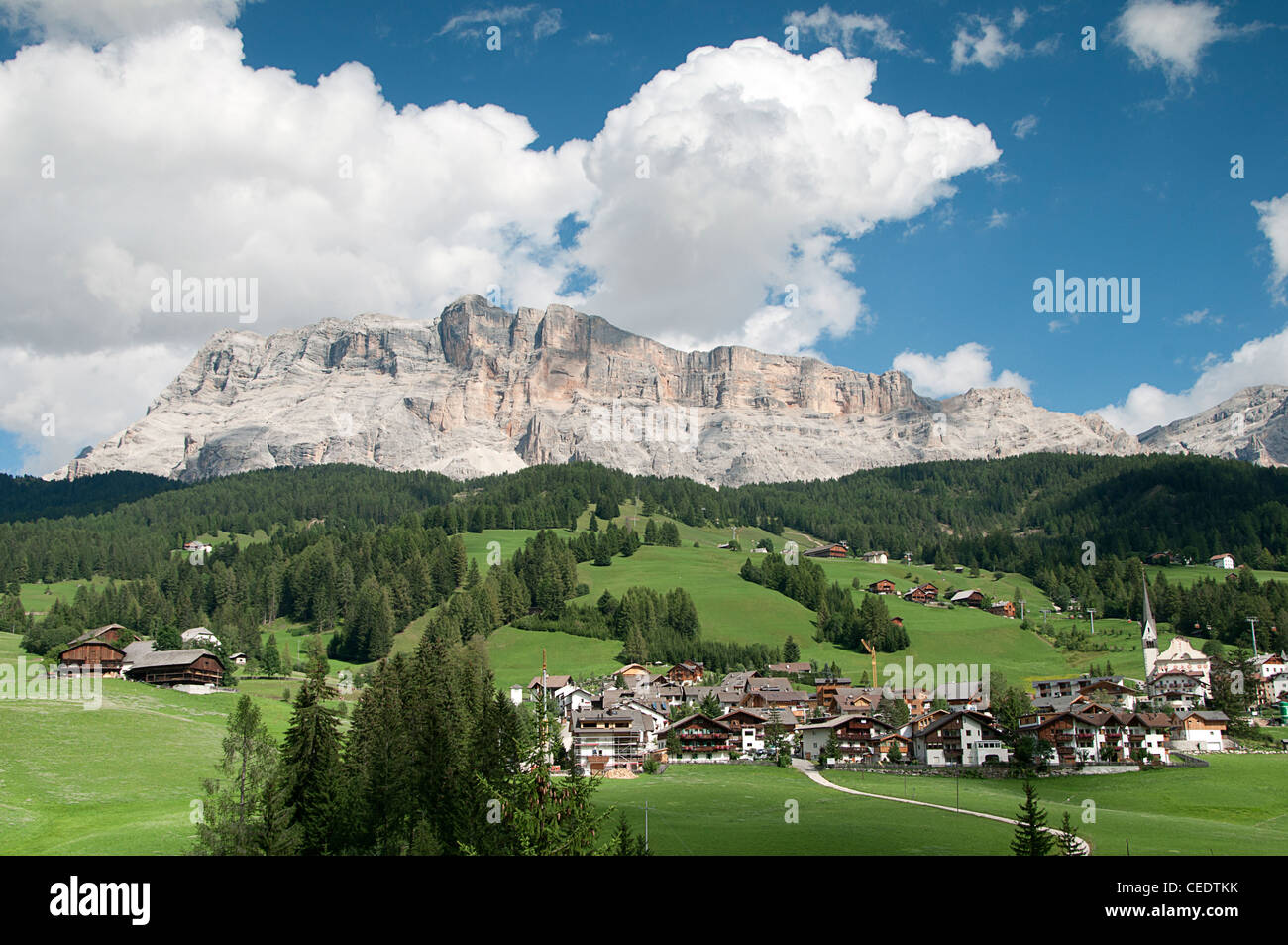 L'Italie, Trentin-Haut-Adige, Val Badia (Badia), vue sur St Leonard Banque D'Images