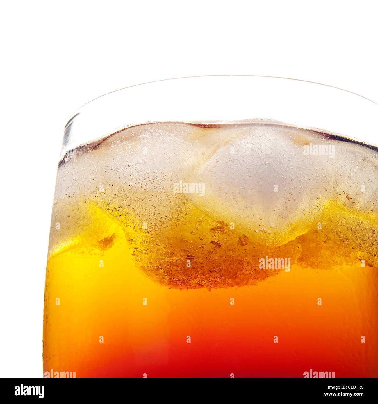 Gros plan du froid frais boisson à l'orange dans un verre avec de la glace et des bulles d'air Banque D'Images