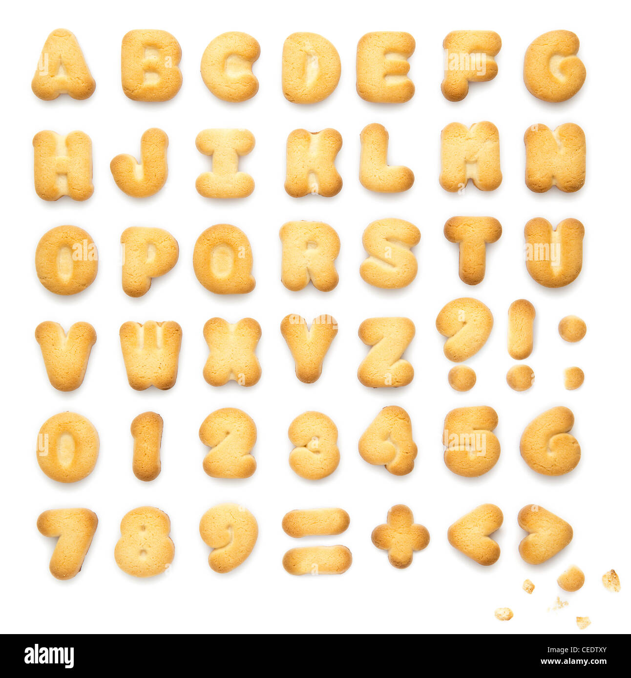ABC cookies contenant des lettres, chiffres et signes isolé sur fond blanc Banque D'Images