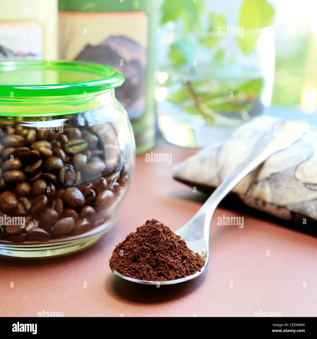 Café hachée et les grains de café sur fond ensoleillé Banque D'Images