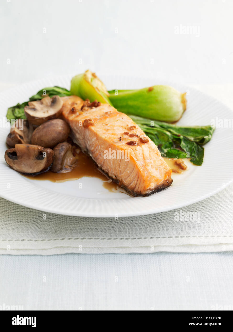 Saumon aux champignons et pak choi Banque D'Images