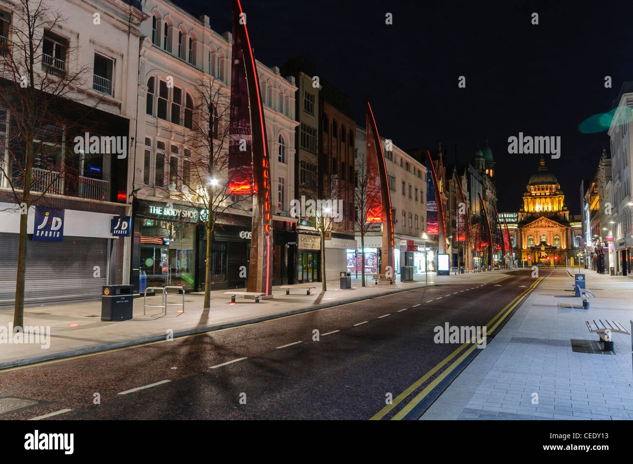 Donegall Place, Belfast, dans la nuit Banque D'Images