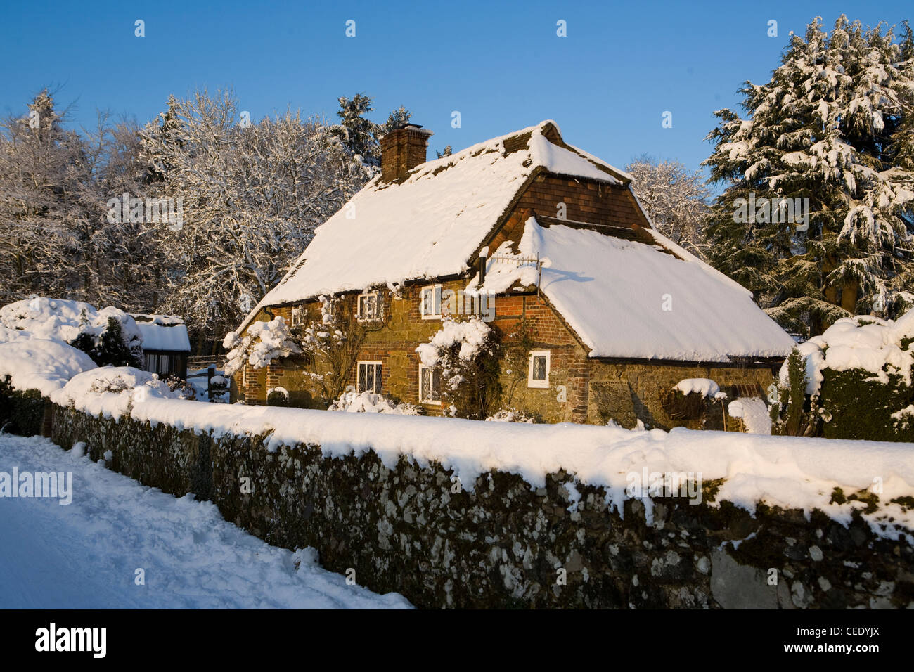 La neige a couvert cottage dans Holmbury Hill, à l'est de Guildford, Surrey. UK Banque D'Images