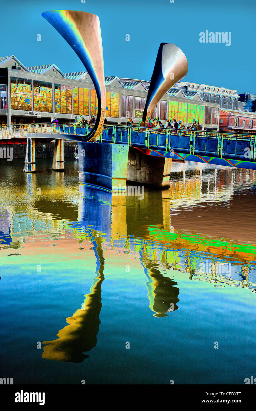 Solarised image de Bristol's Pero's Bridge à travers le port flottant avec ses contrepoids en forme de corne Banque D'Images