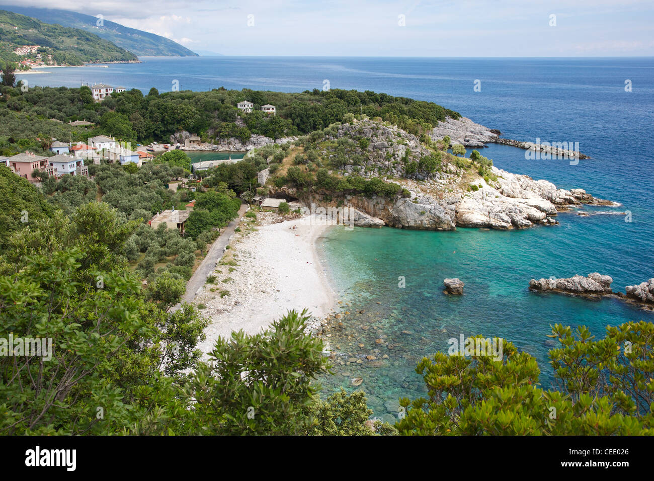 Plage et Port de l'hameau de pêcheurs d'Aghios Ioannis sur la péninsule de Pelion en Grèce Banque D'Images