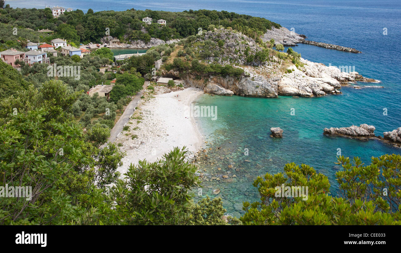 Plage et Port de l'hameau de pêcheurs d'Aghios Ioannis sur la péninsule de Pelion en Grèce Banque D'Images