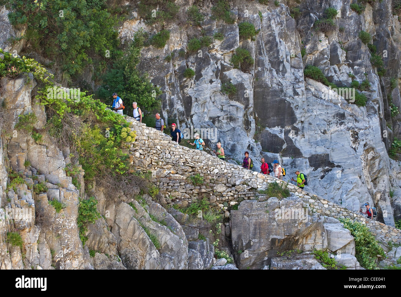 Parti à pied l'ascension de la voie pavée ou kaldarimi fortement depuis l'escalade de Damouchari Tsangarada dans le Pelion Grèce Banque D'Images