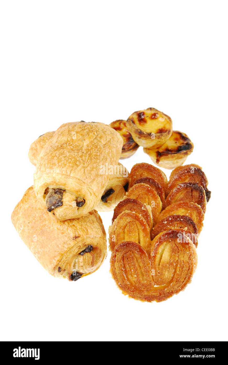 Bel assortiment de pâtisseries (pastel de nata, pain au chocolat et de palmier) isolé sur fond blanc Banque D'Images