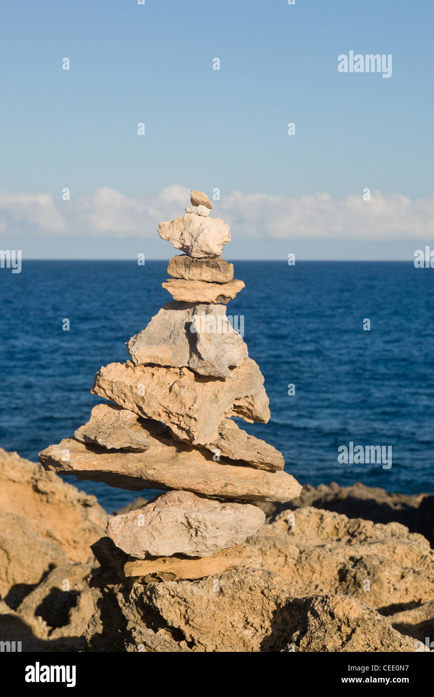 En forme de pyramide pile de rochers en équilibre sur le bord d'océan Banque D'Images