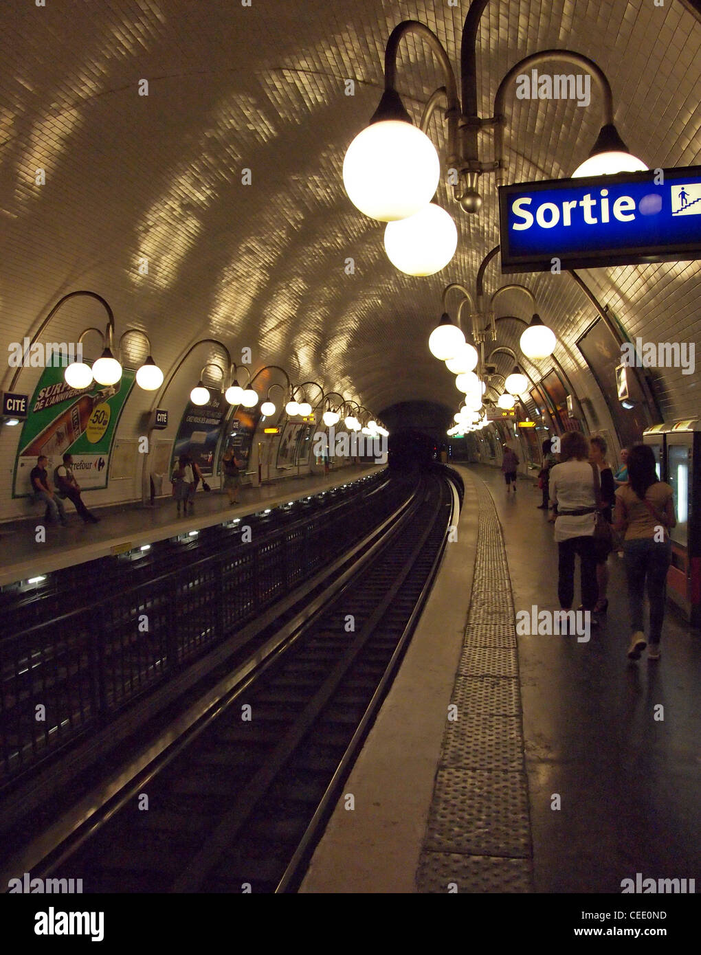 Paris metro station platform Banque de photographies et d’images à ...
