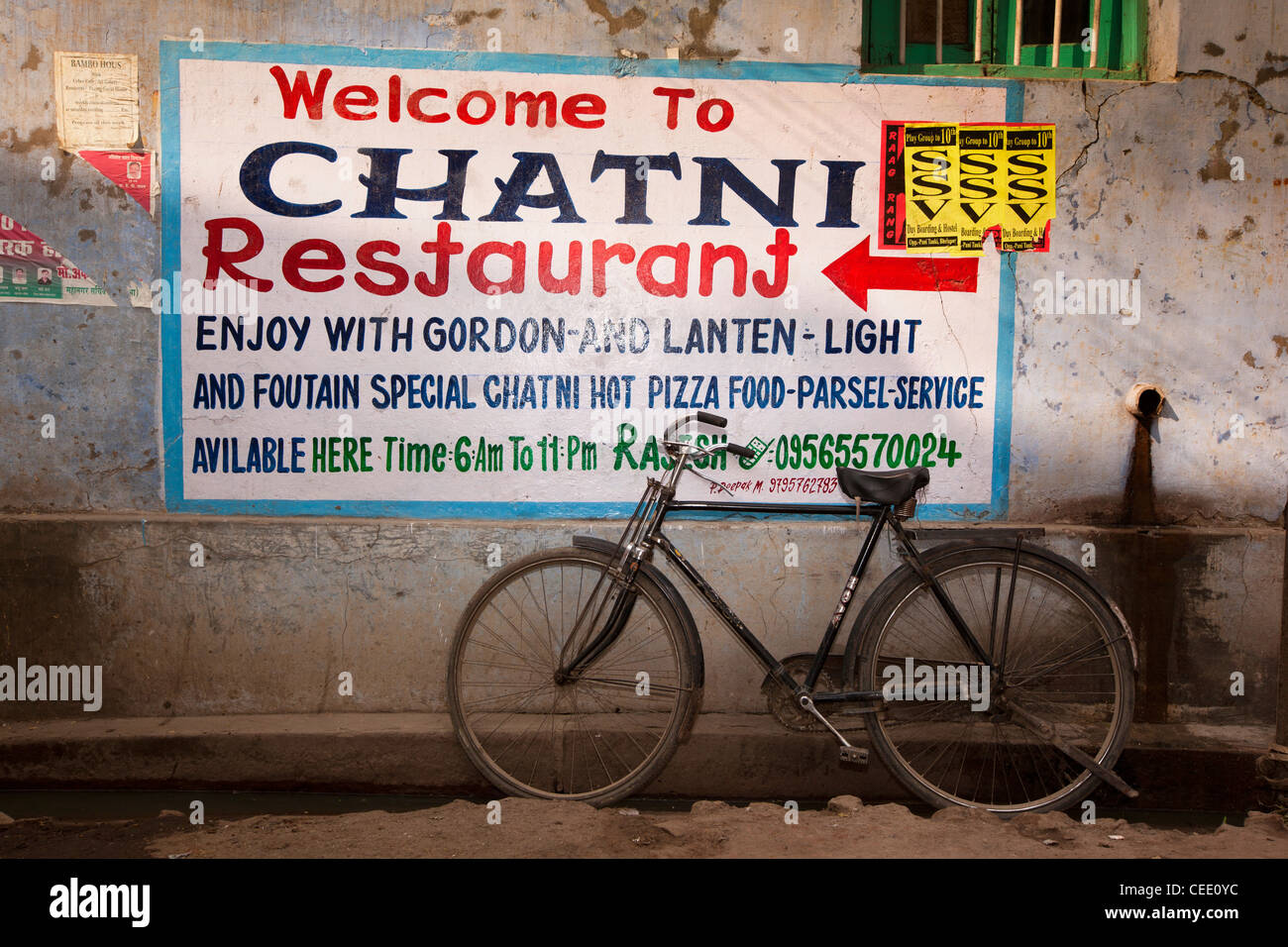 L'Inde, Uttar Pradesh, Varanasi, Chand Pole Road, location reposant contre Chatni Restaurant sign Banque D'Images