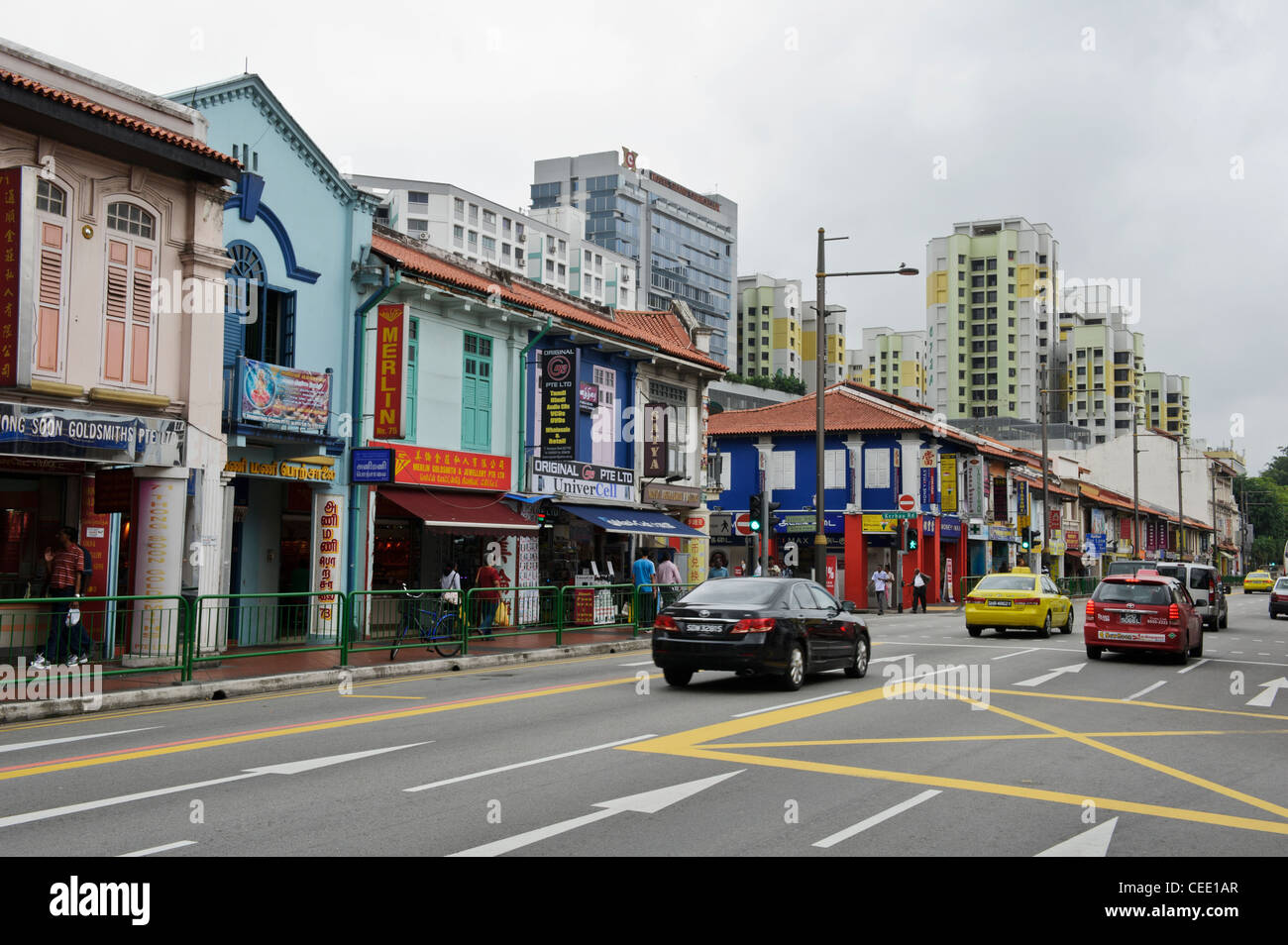 Rangée de Boutiques indiennes colorées, Little India, à Singapour. Banque D'Images