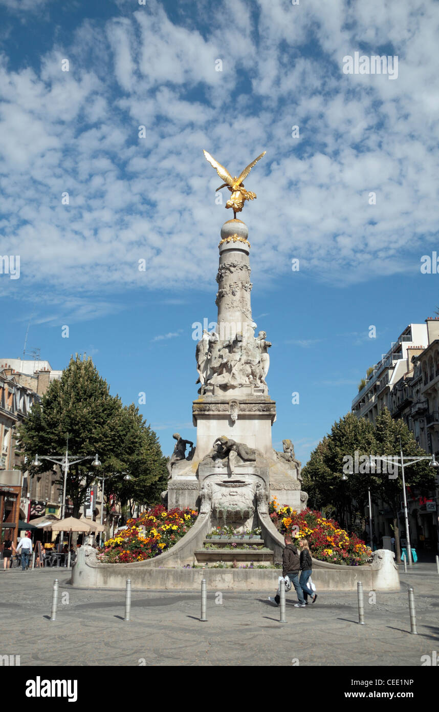 Vue générale le long de la Place Drouet d'Erlon vers la fontaine Subé à Reims, Champagne-Ardenne, France. Banque D'Images