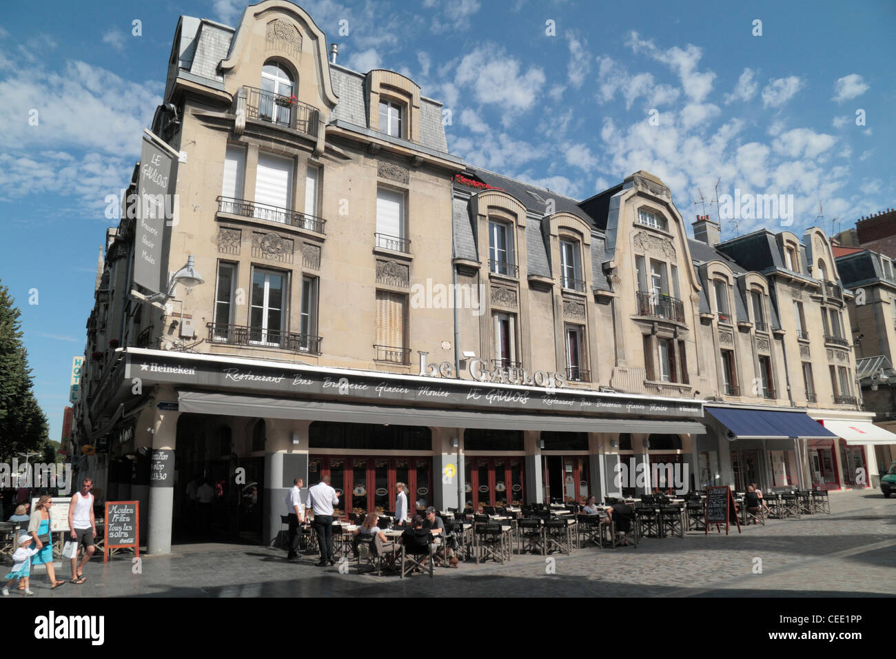 Les tables à l'extérieur Le Gaulous bar café à Reims, Champagne-Ardenne, France. Banque D'Images