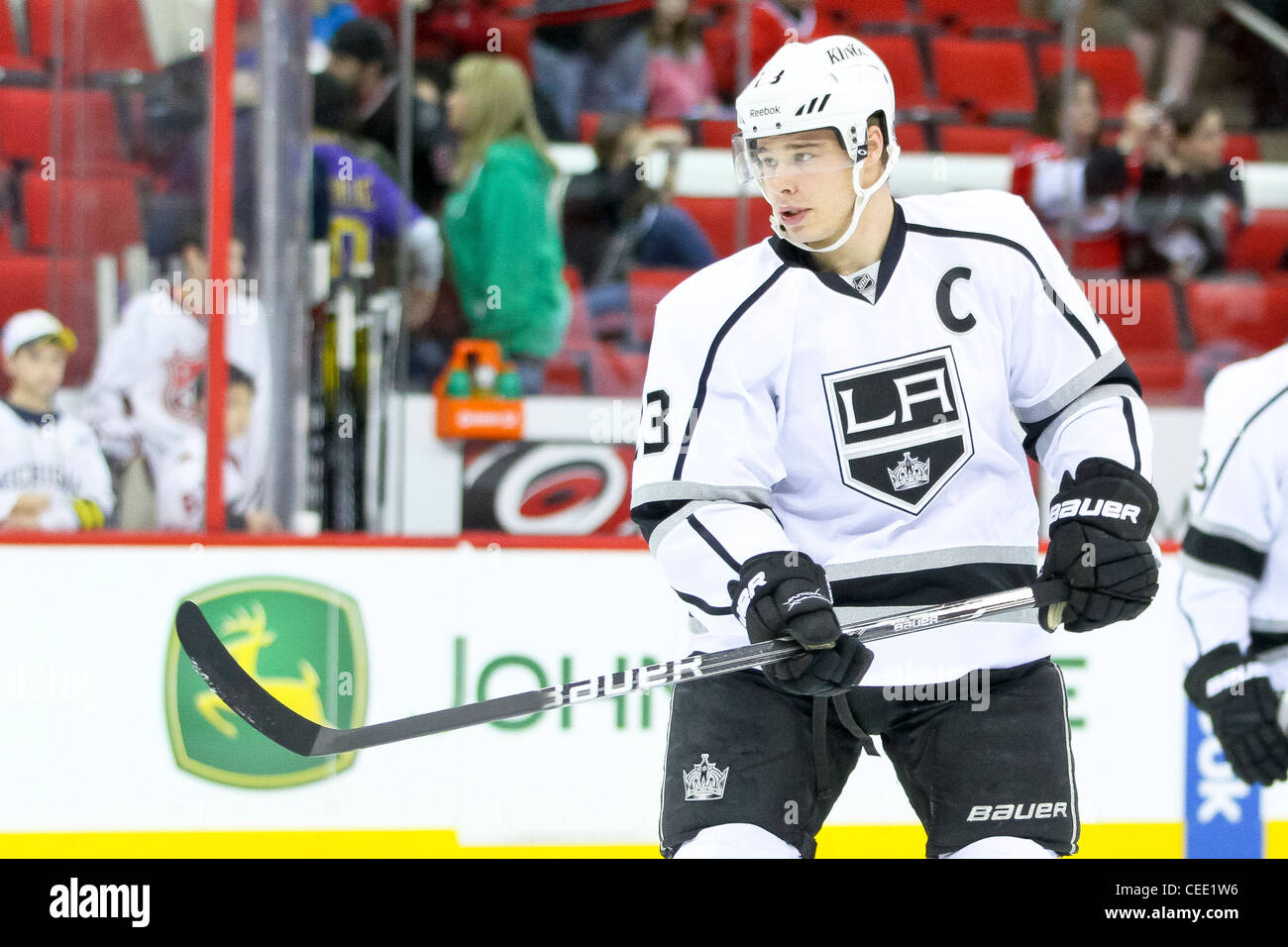 LA King Dustin Brown dans une partie de la LNH au cours de la saison 2011-2012 au RBC Center de Raleigh, NC (Crédit photo : Andy Martin Jr.) Banque D'Images