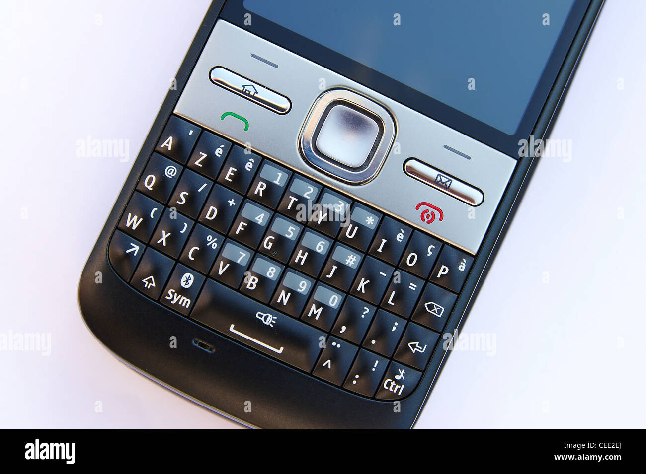 Smartphone avec clavier azerty sur fond blanc Photo Stock - Alamy