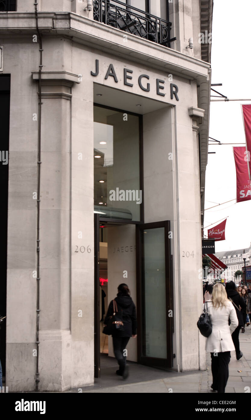 L'entrée du magasin Jaeger dans Oxford Street, à Londres, à des personnes qui se passe Banque D'Images