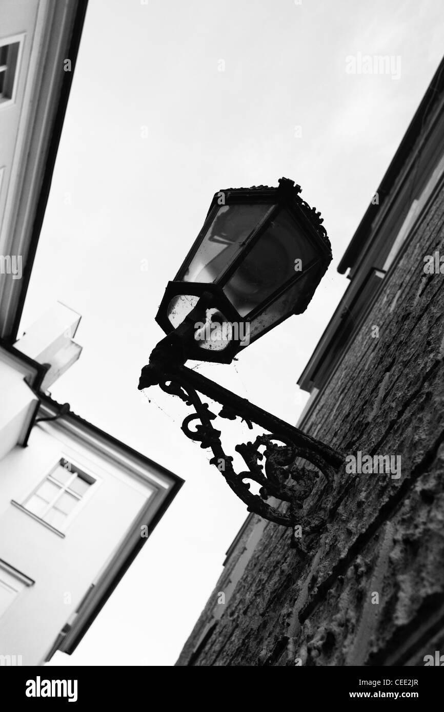 Old lantern rue étroite à Prague, République tchèque. Image en noir et blanc. Banque D'Images