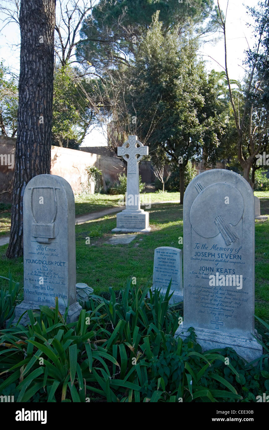 Tombes de John Keats et Joseph Severn dans le cimetière Non-Catholic, Rome, Latium, Italie Banque D'Images