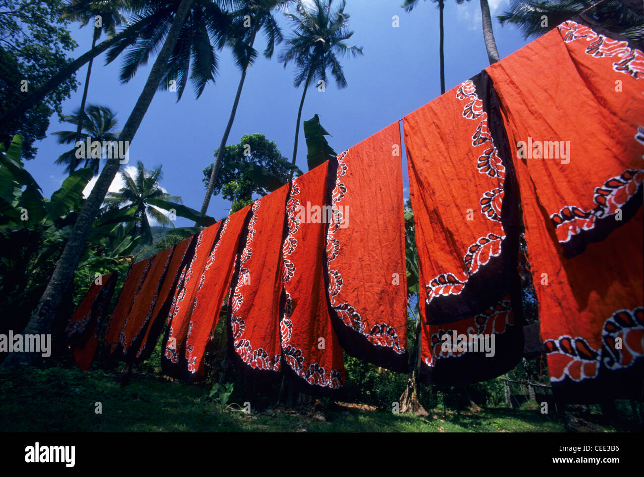 La pendaison de batiks extérieur tissu local, Matale, Sri Lanka Banque D'Images