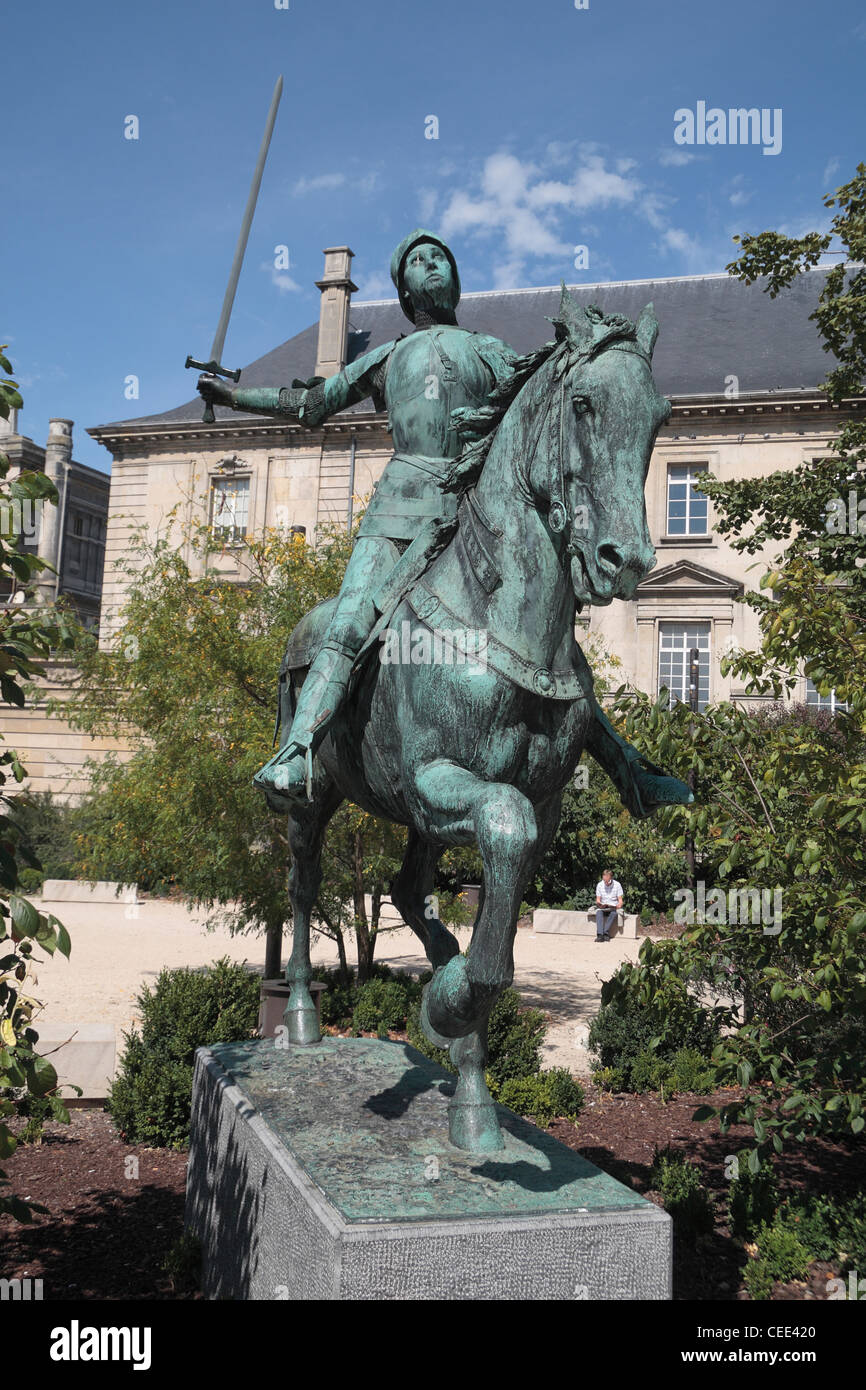 Une statue équestre de Jeanne d'Arc sur place Cardinal-Luçon, à proximité de Cathédrale Notre Dame de Reims, Champagne-Ardenne, France. Banque D'Images