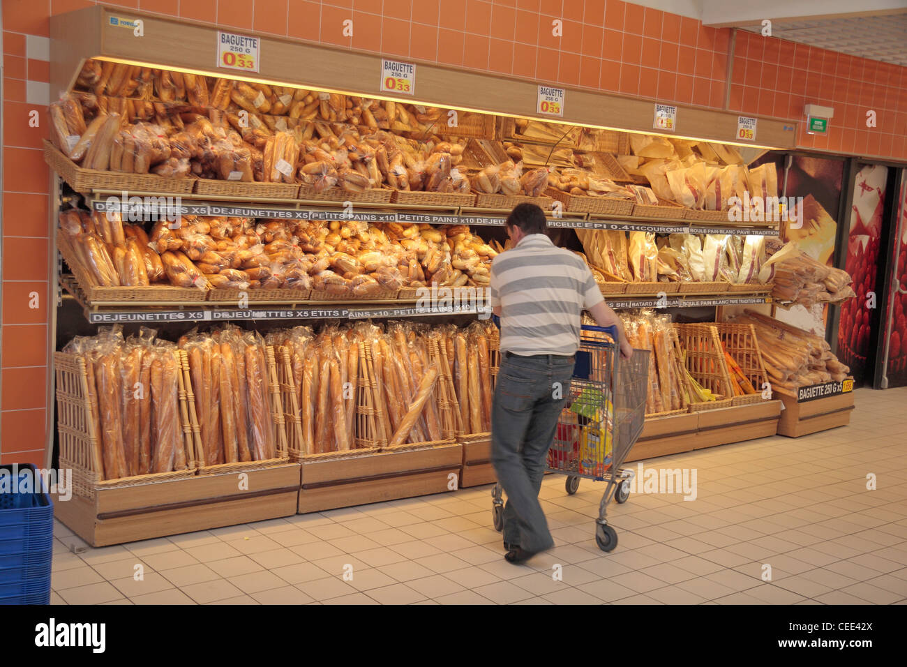 Un client en face de pain grille d'une supermarché E.Leclerc Reims, Champagne-Ardenne, France. Banque D'Images