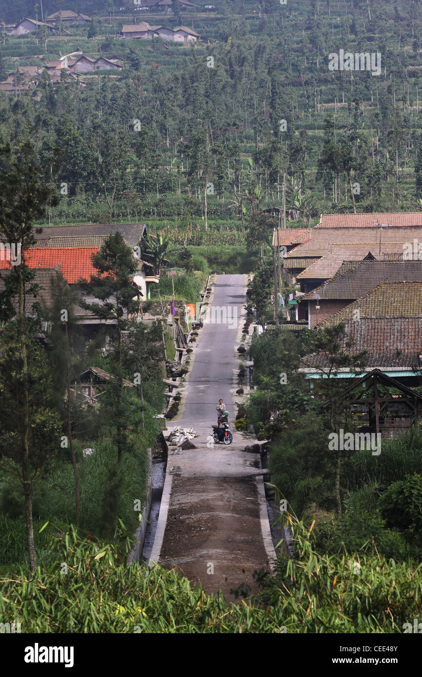 Route de village sur le Mont Merapi Yogyakarta Indonésie Java centrale Asie du Sud-Est l'agriculture La culture javanaise town Banque D'Images