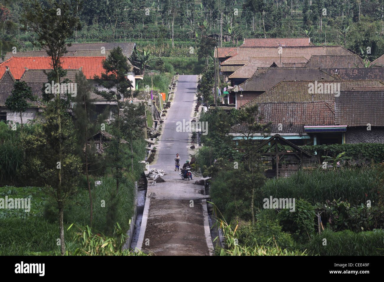 Route de village sur le Mont Merapi Yogyakarta Indonésie Java centrale Asie du Sud-Est l'agriculture La culture javanaise town Banque D'Images