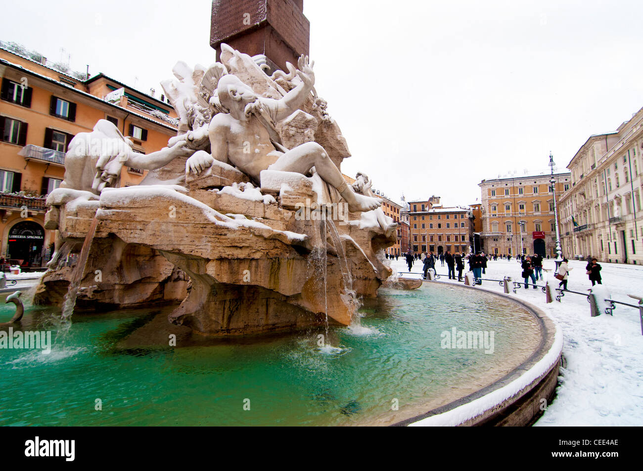La neige a couvert vue de Fontana dei Quattro Fiumi, Rome Italie Banque D'Images