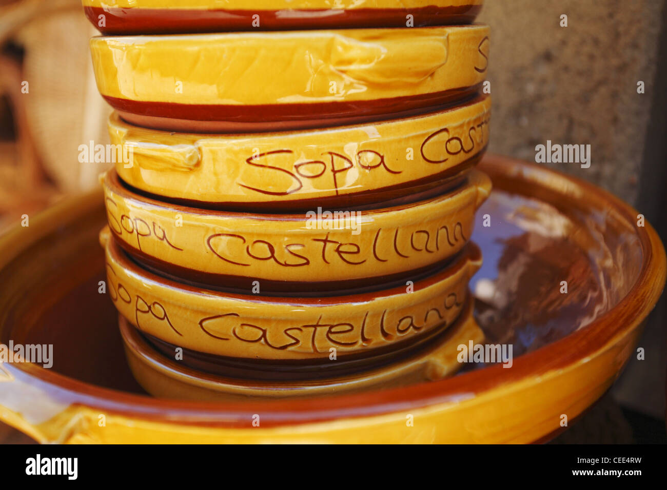 Bols en céramique pour Sopa Castellana, la soupe castillane, Espagne Banque D'Images