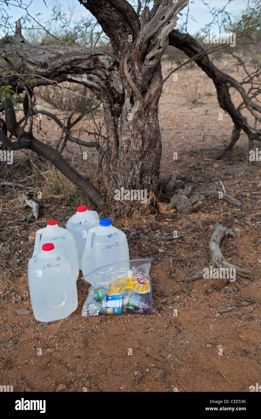 La nourriture et l'eau laissée dans désert de l'Arizona afin de prévenir les décès de migrants au passage de la frontière Banque D'Images