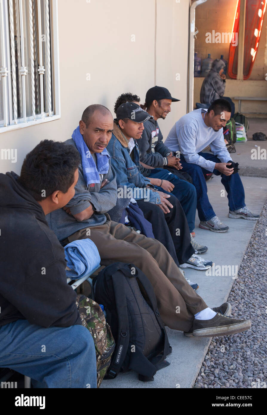 Les migrants expulsés d'USA au poste de secours du gouvernement mexicain Banque D'Images