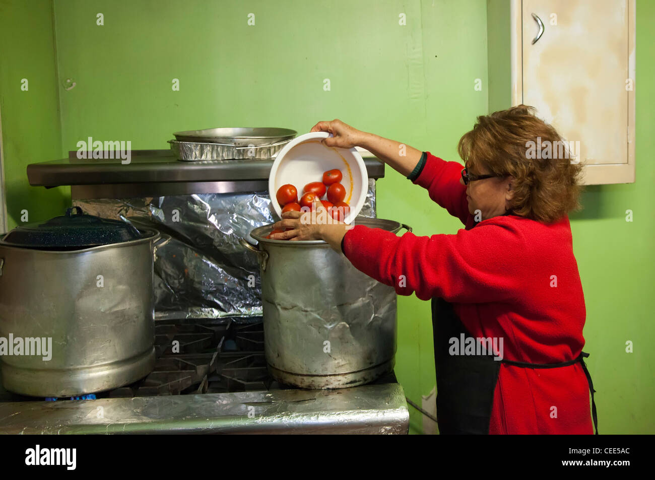 Préparer des repas à des bénévoles le Centre d'aide aux migrants déportés Banque D'Images