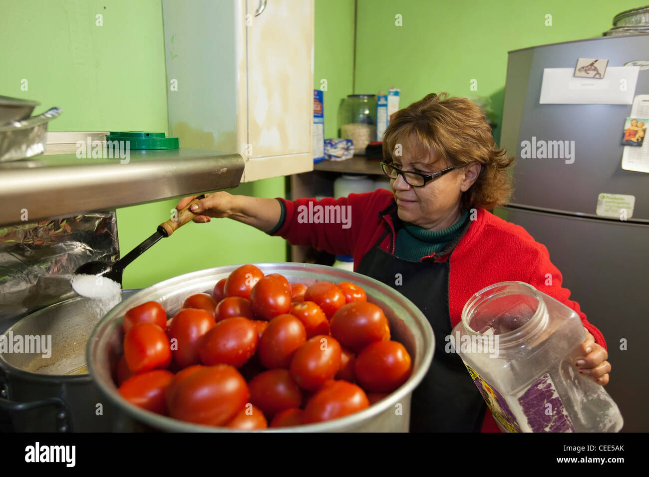 Préparer des repas à des bénévoles le Centre d'aide aux migrants déportés Banque D'Images
